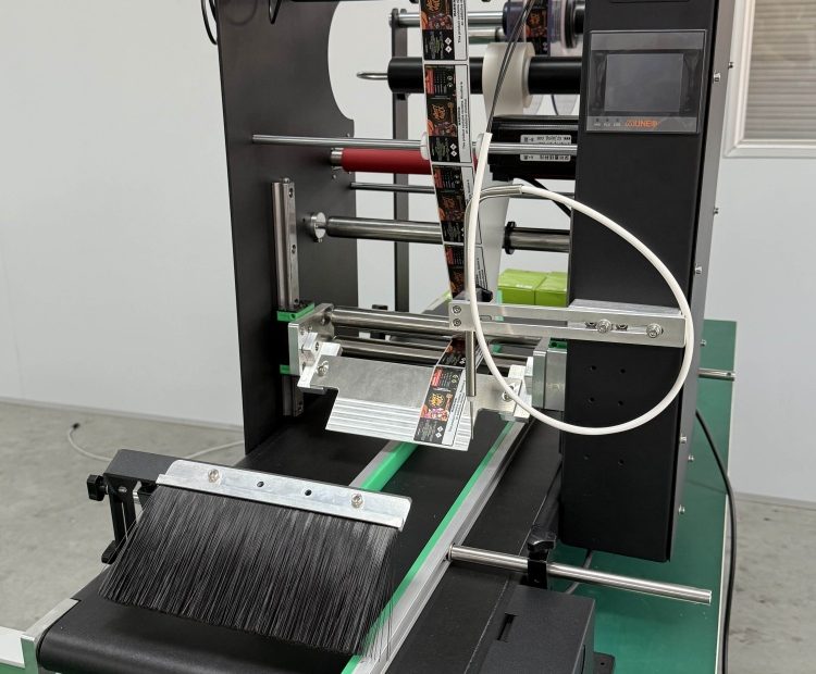 全自动防伪码贴标机